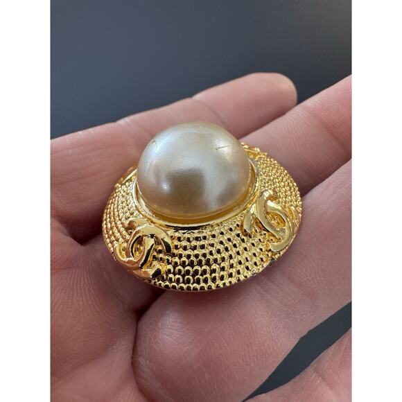 vintage Chanel Coco Mark faux pearl clip-on earring see details - Picture 8 of 9